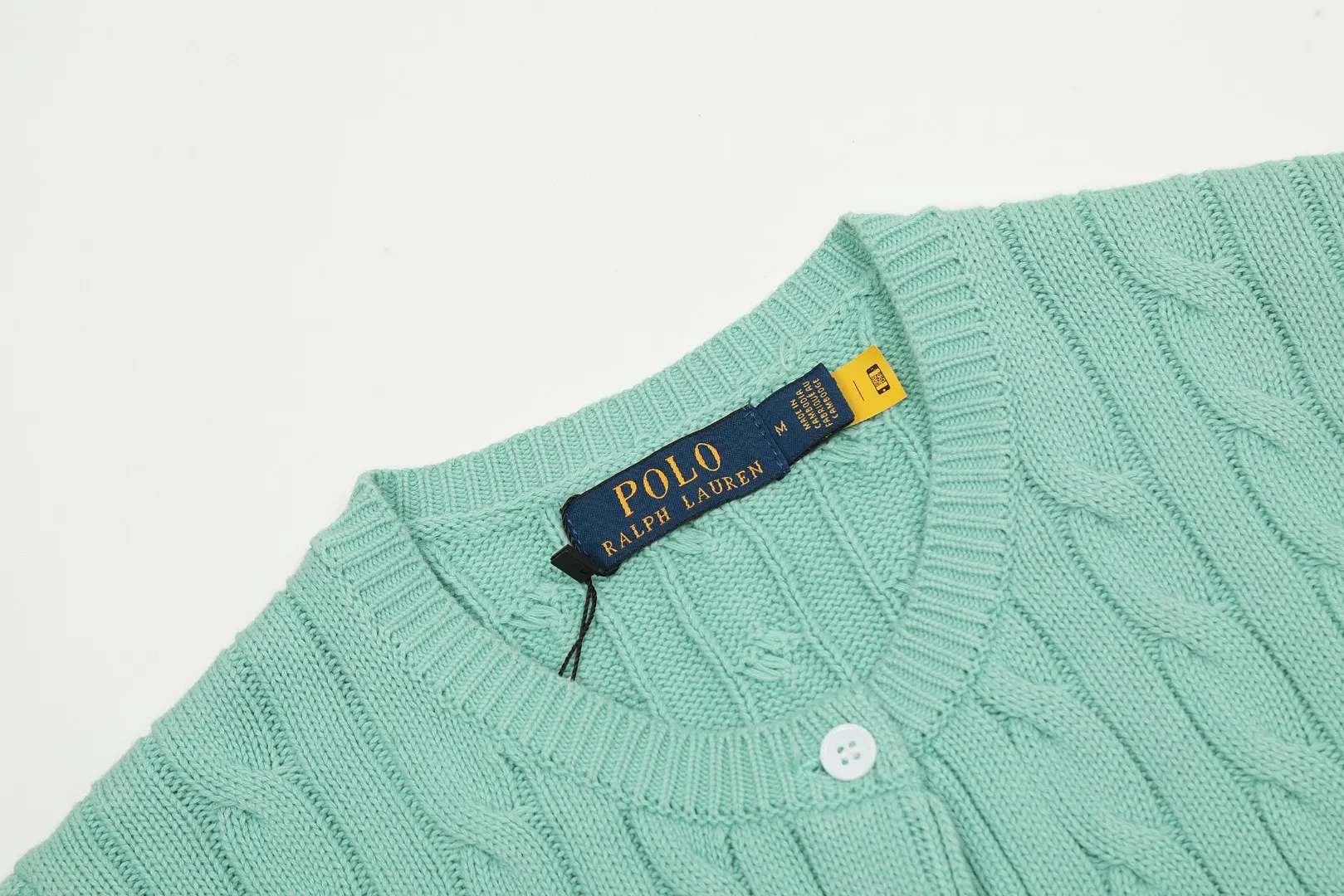 🅿️176 "Top quality" Style number: DS021# (not off the shelves all year round) [Ralph Lauren round neck cardigan solid color pony embroidered logo knitted short sleeves] ✅Ralph Lauren classic basic versatile all-season cardigan knitted short sleeves ✅Main supplier platform live broadcast Wholesale entities Replenish when out of stock Not off the shelves ✅ZP quality 1:1 version Scan the code to enter the GF website Counter quality ✅Details and quality are the only one in Guangzhou. Imported quality cotton yarn, focusing on high-end, cost-effective. Needless to say good quality. ✅The version is restored to the original order. The maximum size can be worn up to 160 pounds. Loose, comfortable and stress-free.